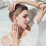 Silberohrringe in Form eines Blattes