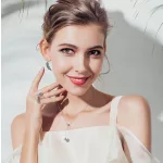 Silberohrringe in Form eines Blattes