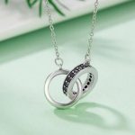 Silberne Halskette mit Doppelringanhänger