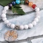  Howlit-Armband in den Farben der 7 Chakren, mit einem Lebensbaum-Anhänger