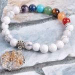  Howlit-Armband in den Farben der 7 Chakren, mit einem Lebensbaum-Anhänger