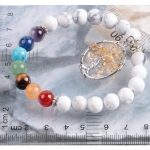  Howlit-Armband in den Farben der 7 Chakren, mit einem Lebensbaum-Anhänger