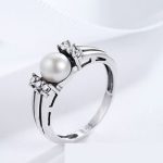 Silberring mit Strasssteinen und Perlen, Größe 6