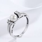 Silberring mit Strasssteinen und Perlen, Größe 7