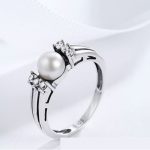 Silberring mit Strasssteinen und Perlen, Größe 8