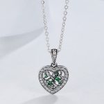 Silberne Halskette mit einem Lebensbaum-Anhänger im Herzen, grün