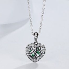   Silberne Halskette mit einem Lebensbaum-Anhänger im Herzen, grün