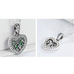 Silberne Halskette mit einem Lebensbaum-Anhänger im Herzen, grün