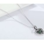 Silberne Halskette mit einem Lebensbaum-Anhänger im Herzen, grün