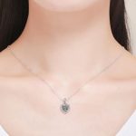 Silberne Halskette mit einem Lebensbaum-Anhänger im Herzen, grün