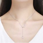 Silberne Halskette mit Mond- und Sterndekoration