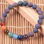  Buntes Perlenarmband mit den Farben der 7 Chakren