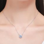 Silberne Halskette mit rundem Kristallanhänger, blau