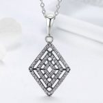 Silberne Halskette mit rautenförmigem Kristallanhänger