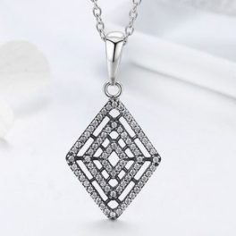 Silberne Halskette mit rautenförmigem Kristallanhänger