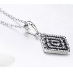 Silberne Halskette mit rautenförmigem Kristallanhänger