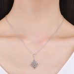 Silberne Halskette mit rautenförmigem Kristallanhänger