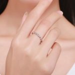 Silberring mit Kristallen, schwarz, Größe 8