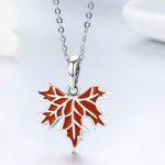 Silberne Halskette mit Ahornblatt-Anhänger, Burgunderrot