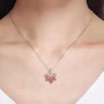 Silberne Halskette mit Ahornblatt-Anhänger, Burgunderrot