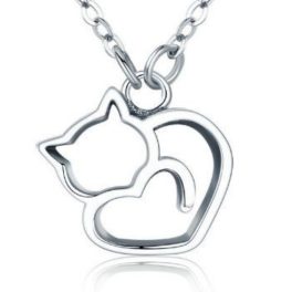 Silberne Halskette mit einer Katze