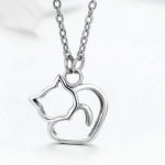 Silberne Halskette mit einer Katze