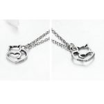 Silberne Halskette mit einer Katze