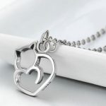 Silberne Halskette mit einer Katze