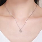 Silberne Halskette mit einer Katze