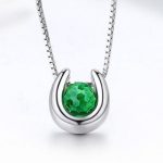 Silberne Halskette mit hufeisenförmigem Anhänger, grün