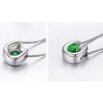 Silberne Halskette mit hufeisenförmigem Anhänger, grün