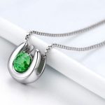 Silberne Halskette mit hufeisenförmigem Anhänger, grün