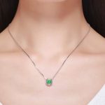 Silberne Halskette mit hufeisenförmigem Anhänger, grün