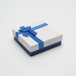 Schmuckschatulle mit blauer Schleife, Papier für Armband, 9 x 9 cm