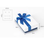 Schmuckschatulle mit blauer Schleife, Papier, 8 x 5 cm.