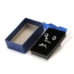 Schmuckschatulle mit blauer Schleife, Papier, 8 x 5 cm.