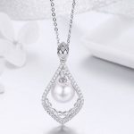 Silberne Halskette mit tropfenförmigem Anhänger und Perle, weiß