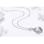 Silberne Halskette mit tropfenförmigem Anhänger und Perle, weiß