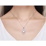 Silberne Halskette mit tropfenförmigem Anhänger und Perle, weiß