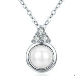 Silberne Halskette mit rundem Anhänger und Perle, weiß