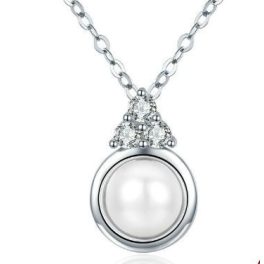Silberne Halskette mit rundem Anhänger und Perle, weiß