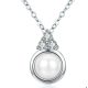 Silberne Halskette mit rundem Anhänger und Perle, weiß