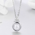 Silberne Halskette mit rundem Anhänger und Perle, weiß