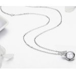 Silberne Halskette mit rundem Anhänger und Perle, weiß