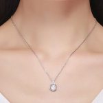 Silberne Halskette mit rundem Anhänger und Perle, weiß