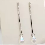 Lange, baumelnde Ohrringe verziert mit Swarovski-Kristallen, blau-weiß