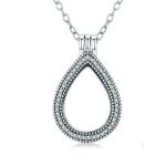 Silberne Halskette mit zu öffnendem tropfenförmigem Anhänger, weiß