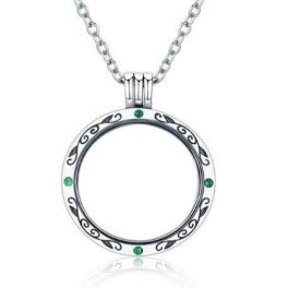 Silberne Halskette mit zu öffnendem runden Anhänger, grün