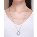 Silberne Halskette mit zu öffnendem runden Anhänger, grün