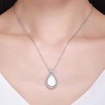 Silberne Halskette mit zu öffnendem tropfenförmigem Anhänger, weiß